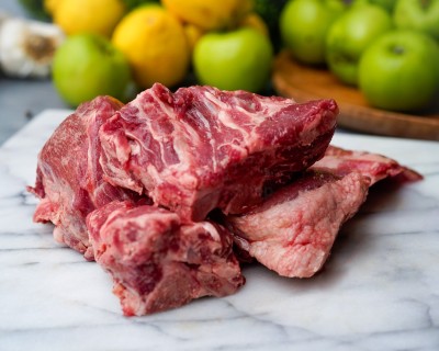 Свинина на кости охлаждённая 1 кг - купить в Каратаевке